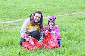 Familie sammelt Abfälle © ASA