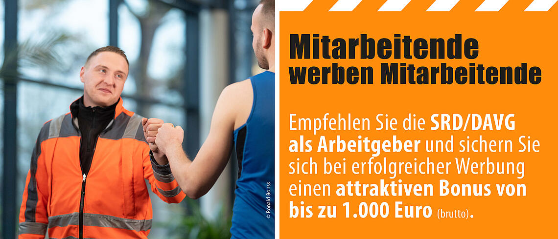 Bild mit einem Mitarbeiter der Stadtreinigung Dresden, Faust an Faust mit einer anderen Person; Text: Empfehlen Sie die SRD/DAVG als Arbeitgeber und sichern Sie sich bei erfolgreicher Werbung einen attraktiven Bonus von bis zu 1.000 Euro (brutto).